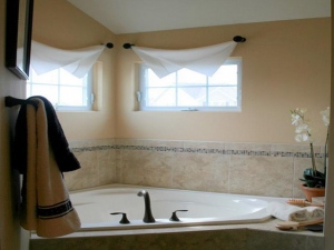 corner cindow treatment ideas for bathroom