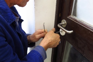 How To Choose A Reliable Locksmith At Reasonable Cost