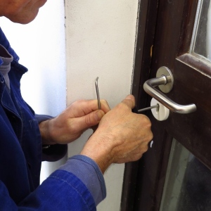 How To Choose A Reliable Locksmith At Reasonable Cost