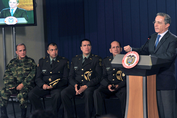 Colombian President Alvaro Uribe (R) spe