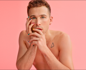 Who is Tommy Dorfman? (Biography, Age + kisses Jacob Elordi)