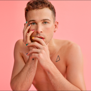 Who is Tommy Dorfman? (Biography, Age + kisses Jacob Elordi)