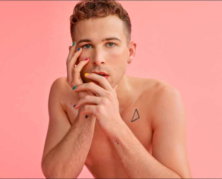 Who is Tommy Dorfman? (Biography, Age + kisses Jacob Elordi)